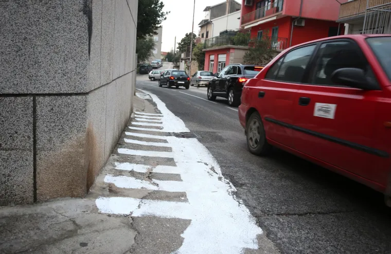 Ako neće milom, hoće silom: Šibenčani si sami nacrtali nogostup
