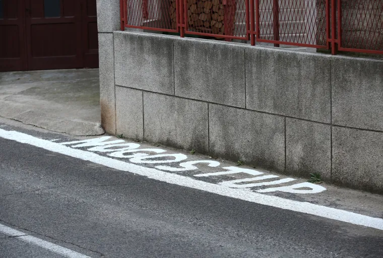 Ako neće milom, hoće silom: Šibenčani si sami nacrtali nogostup