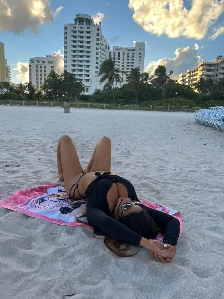 Claudia Romani dala je pramenove, ali morat ćete se baš jako koncentrirati da ih primijetite kraj ovakvih oblina