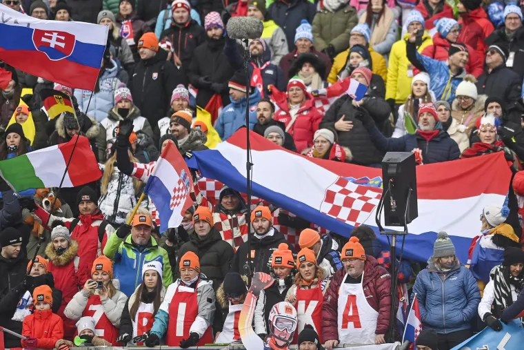 Od prepoznatljivih kockica do hrvatskih zastava raširenih preko cijelih tribina hrvatski su navijači Kranjsku Goru pretvorili u Sljeme 