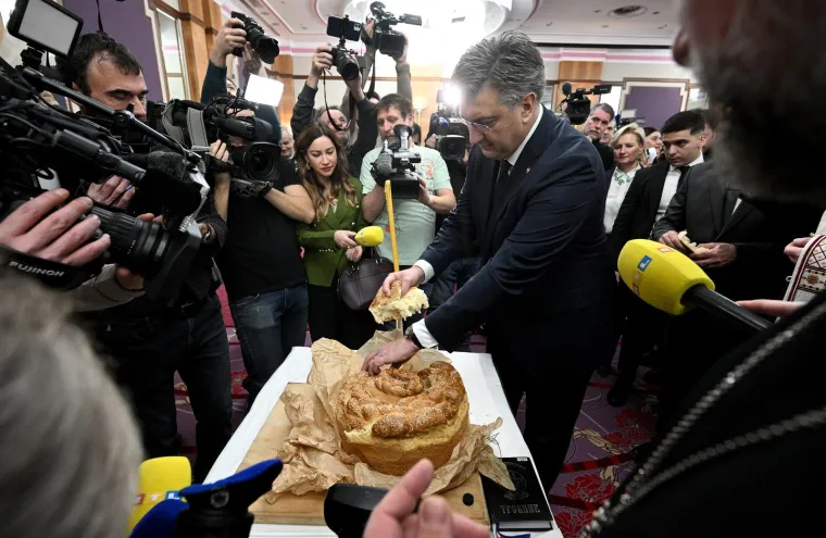 Premijer Plenković istaknuo je da je božićno vrijeme najbolja prigoda da se pošalju poruke mira, solidarnosti, međusobnog uvažavanja i tolerancije. &apos;Ovo je prilika da ojačamo međusobno razumijevanje i poštovanje&apos;, rekao je Plenković te dodao kako je to posebno važno zbog brojnih aktualnih ratova, kriza, te s njima povezanih energetskih, ekonomskih, financijskih i socijalnih problem