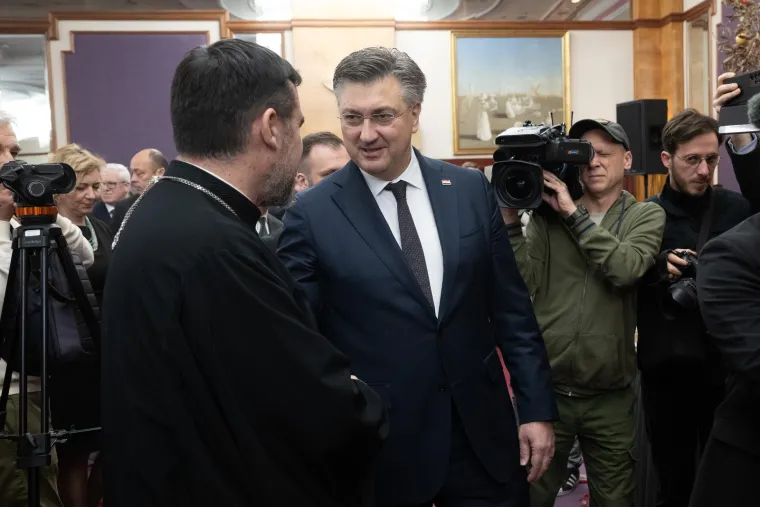 Plenković na Božićnom prijemu SNV-a: Pogledajte tko se još pojavio uz Pupovca