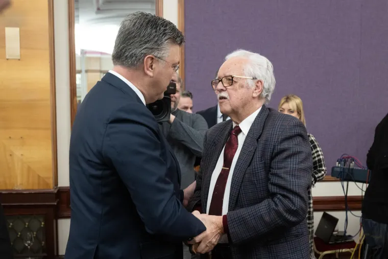 Plenković na Božićnom prijemu SNV-a: Pogledajte tko se još pojavio uz Pupovca