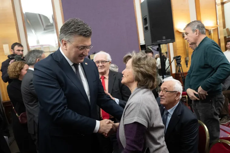 Plenković na Božićnom prijemu SNV-a: Pogledajte tko se još pojavio uz Pupovca