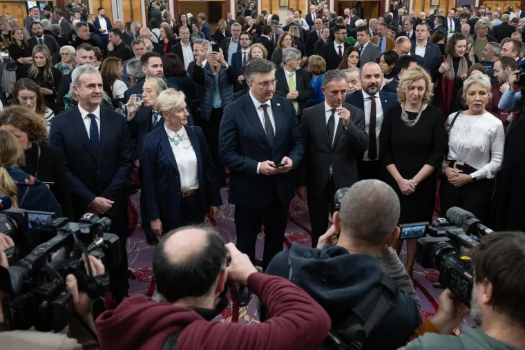 Plenković na Božićnom prijemu SNV-a: Pogledajte tko se još pojavio uz Pupovca