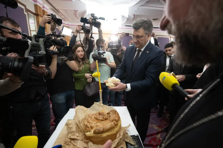 Plenković na Božićnom prijemu SNV-a: Pogledajte tko se još pojavio uz Pupovca
