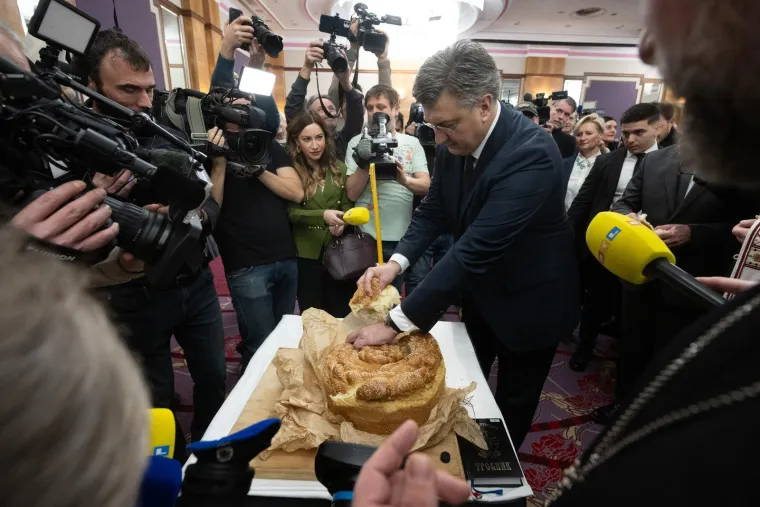 Plenković na Božićnom prijemu SNV-a: Pogledajte tko se još pojavio uz Pupovca