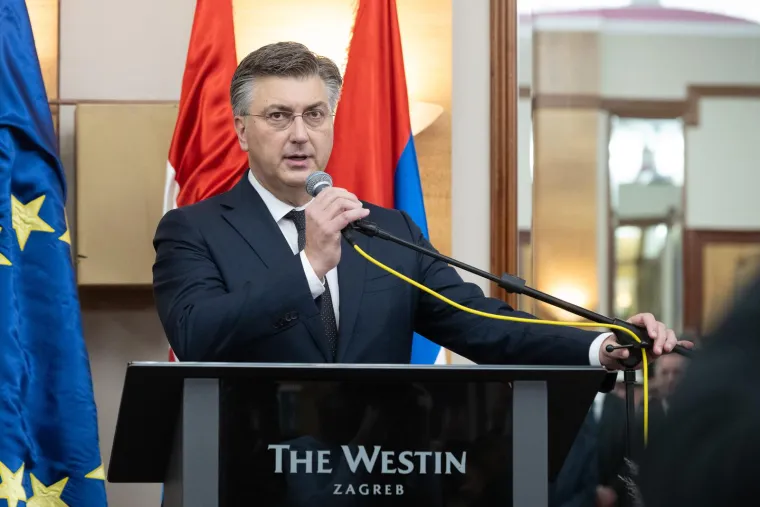Plenković na Božićnom prijemu SNV-a: Pogledajte tko se još pojavio uz Pupovca