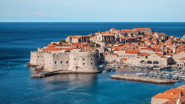 15. Hrvatska: Hrvatska je na 15. mjesto s GPI rezultatom 1504 i ima reputaciju jedne od najsigurnijih zemalja.