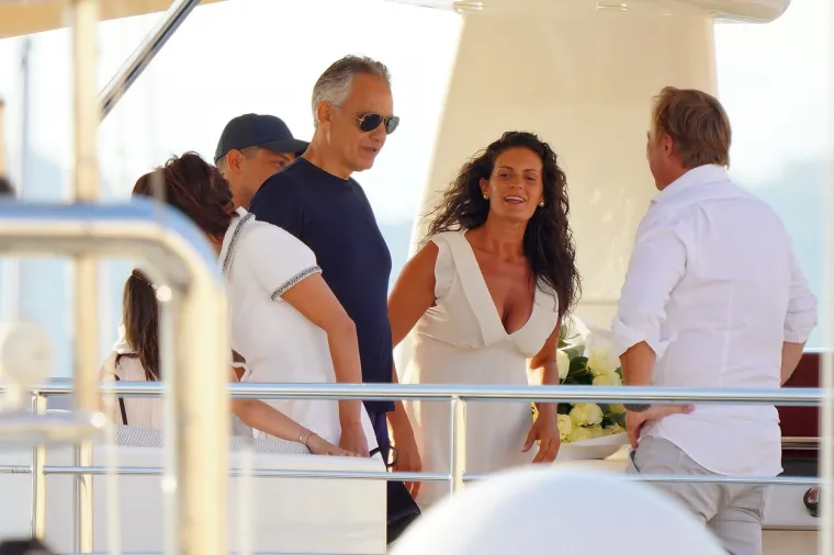 Andrea Bocelli sa suprugom Veronicom Berti i djecom