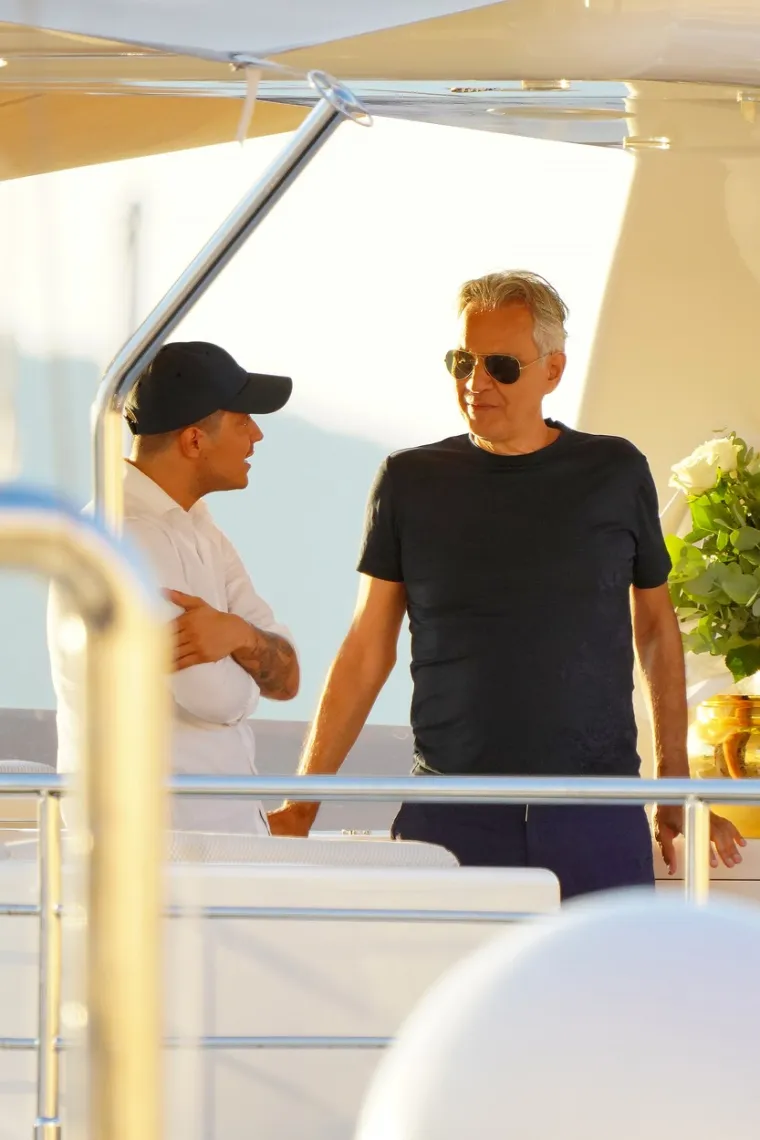OBITELJSKI ODMOR U SAINT TROPEZU: Andrea Bocelli snimljen na luksuznoj jahti s 25 godina mlađom suprugom