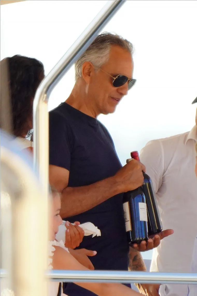 OBITELJSKI ODMOR U SAINT TROPEZU: Andrea Bocelli snimljen na luksuznoj jahti s 25 godina mlađom suprugom