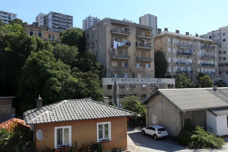 NJIMA JE PUKNUO FILM: Na stambenoj zgradi u Rijeci osvanuo grafit: 'Kad narastem bit ću uhljeb'
