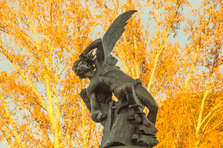 Dakle, da, čini se da su Lucifer i Sotona pali s neba, ali jesu li oni ista osoba? Moguće je da je veza između njih nastala nakon što je Biblija napisana. Dakle, tko je Lucifer, naposljetku? Neke teorije ukazuju na hipotezu da se Lucifer odnosio na babilonskog vladara. Druga teorija kaže da je Lucifer bila jednostavno latinska riječ za &quot;svjetlonošu&quot;, ali istina je da nitko ne zna sa sigurnošću.
