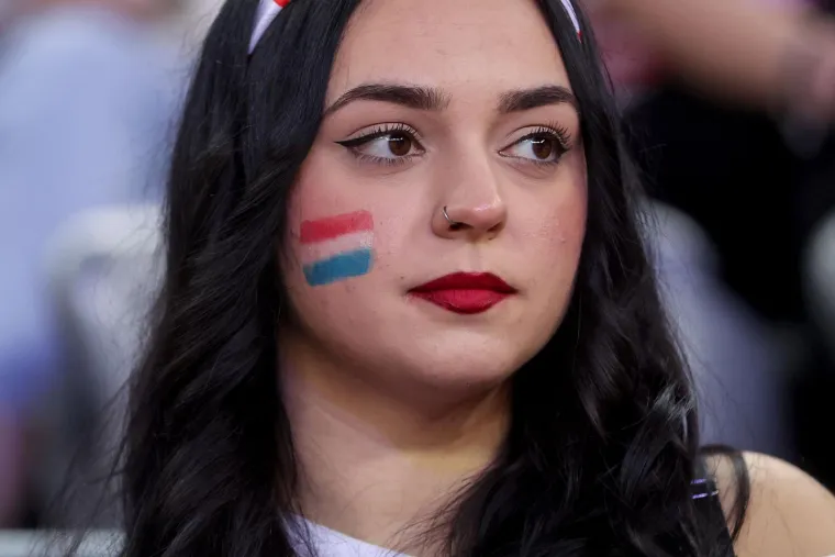 Lica su obojana