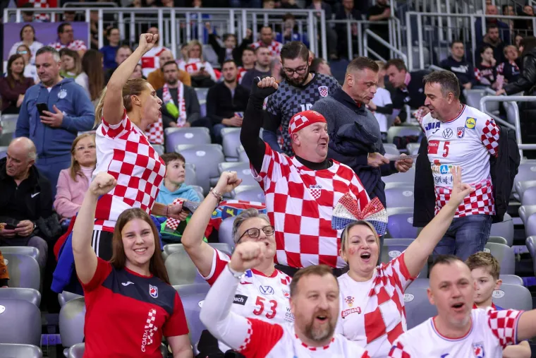 Obojana lica, trube, bubnjevi i vaterpolo kapice: Uz ovakve tribine naši će konstantno imati igrača više