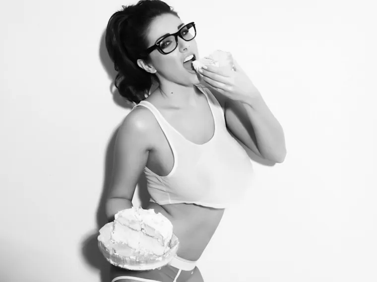 Lucy Pinder postala toples štreberica