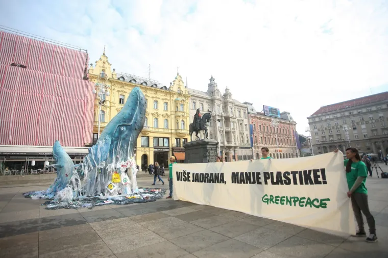 Greenpeace doveo kitove na Trg bana Josipa Jelačića