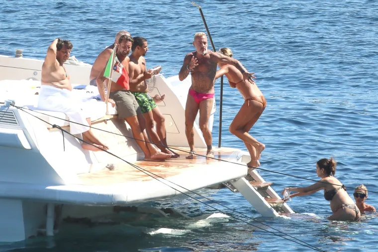 PAPARAZZI UHVATILI NAJSEKSI DJEDICU NA BRODU S TRUDNOM 25-GODIŠNJOM CUROM: 52-godišnjak još jednom opravdao titulu
