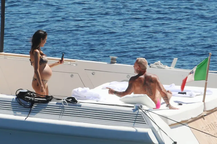 PAPARAZZI UHVATILI NAJSEKSI DJEDICU NA BRODU S TRUDNOM 25-GODIŠNJOM CUROM: 52-godišnjak još jednom opravdao titulu
