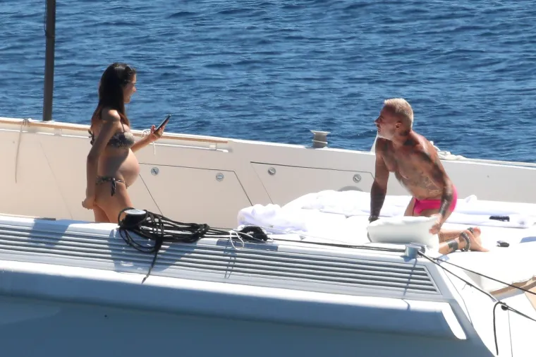 PAPARAZZI UHVATILI NAJSEKSI DJEDICU NA BRODU S TRUDNOM 25-GODIŠNJOM CUROM: 52-godišnjak još jednom opravdao titulu