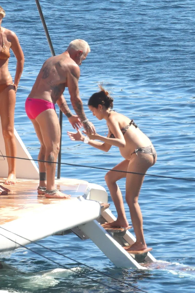 PAPARAZZI UHVATILI NAJSEKSI DJEDICU NA BRODU S TRUDNOM 25-GODIŠNJOM CUROM: 52-godišnjak još jednom opravdao titulu
