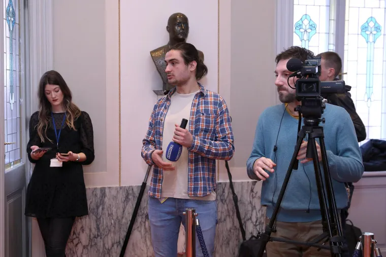 Jedno vrijeme, Zoranov stariji sin, bavio se i novinarstvom pa je honorarno radio na jednoj lokalnoj televiziji. 