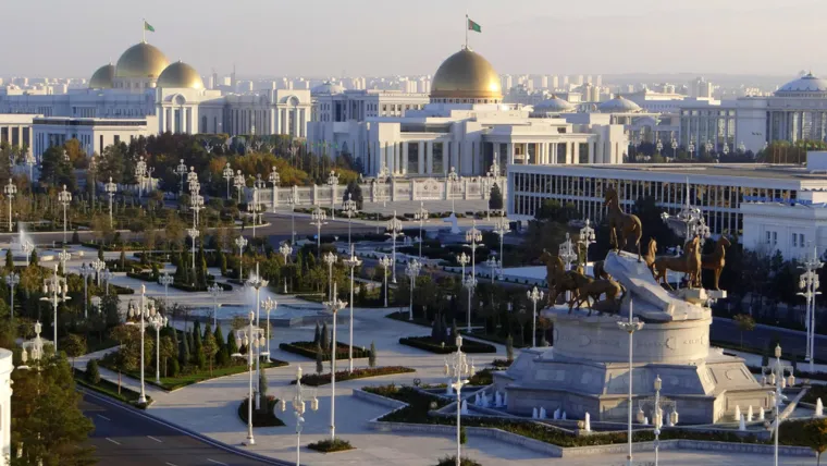 12. Turkmenistan - U toj zemlji zaposlenici godišnje dobiju 42 dana plaćenog godišnjeg odmora. Turkmenistan obiluje prirodnim resursima, posebice plinom i naftom, što predstavlja mnoštvo mogućnosti za energetski sektor. Vlada aktivno ulaže u infrastrukturne projekte te tako stvara potražnju za kvalificiranim radnicima.