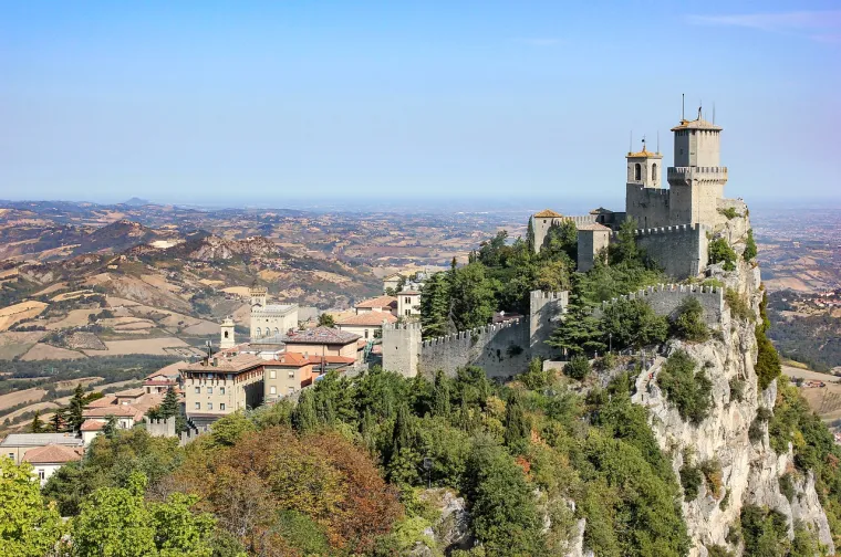24. San Marino - To je možda jedna od najmanjih zemalja na svijetu, ali njene pogodnosti za odmor su među najboljima. Radnici imaju pravo na 26 dana plaćenog godišnjeg odmora, plus 20 državnih praznika, što ukupno iznosi 46 plaćenih slobodnih dana svake godine.