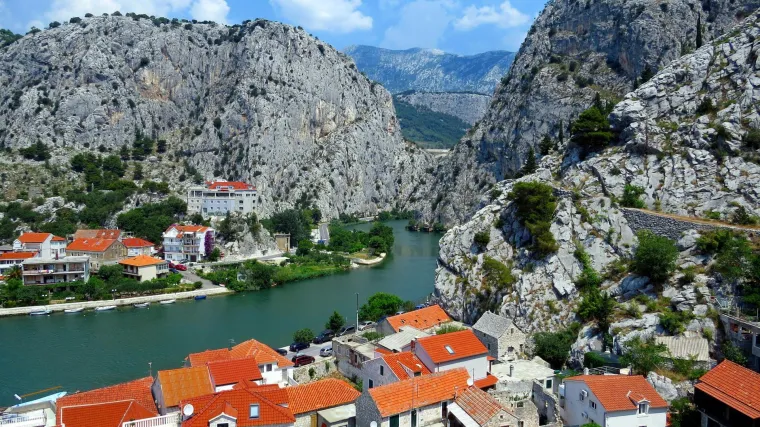 11. Hrvatska: Hrvatska se etablirala kao jedna od najposjećenijih destinacija na Mediteranu. Poznata je po prekrasnoj obali, tisućama otoka i bogatoj povijesnoj baštini, posebice gradovima poput Dubrovnika i sve popularnijeg Omiša (na slici).