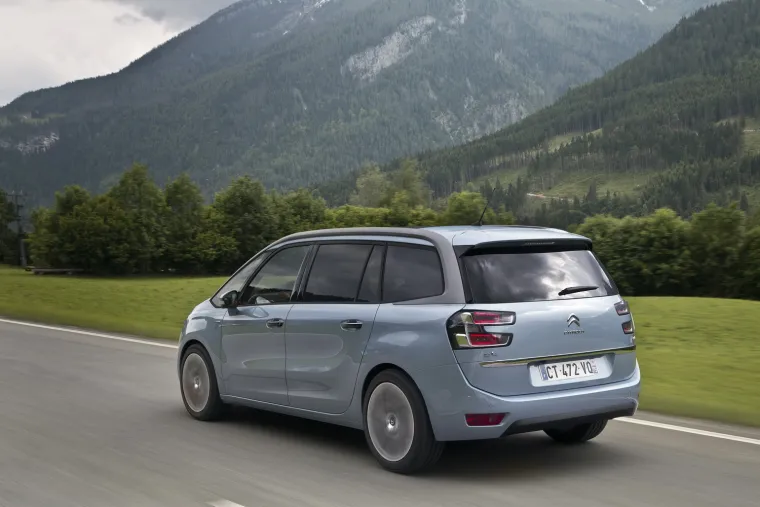 Pod prednjim poklopcem ima novi motor BlueHDi, koji zadovoljava normu Euro 6 zahvaljujući integraciji modula SCR (selektivna katalitička redukcija), jedinoj tehnologiji koja može jako smanjiti emisiju NOx (- 90%), ali istodobno i emisiju CO2.
