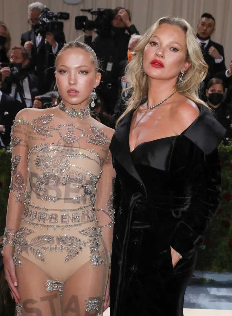 Kate ima kćer Lilu Grace Moss Hack, koju je dobila u vezi s Jeffersonom Hackom, izdavačem i osnivačem časopisa Dazed &amp; Confused. Lila Grace također slijedi majčine korake u modnoj industriji. 