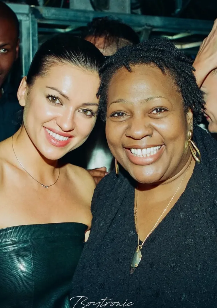 Kako je pisala Nina, sve je krenulo u Zagrebu, gdje su ona i Adonis Ćulibrki obradili pjesmu koja je preko noći postala hit zahvaljujući talijanskom producentu Alexu Voghiju. Upravo je ta pjesma pokrenula niz događaja koji su je lansirali na međunarodnu scenu.