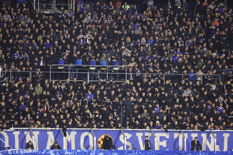 Sve gori, svi dišu za Dinamo: Pogledajte uzavrelu atmosferu na tribinama, atraktivna brineta ukrala je svu pažnju