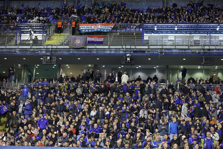 Sve gori, svi dišu za Dinamo: Pogledajte uzavrelu atmosferu na tribinama, atraktivna brineta ukrala je svu pažnju