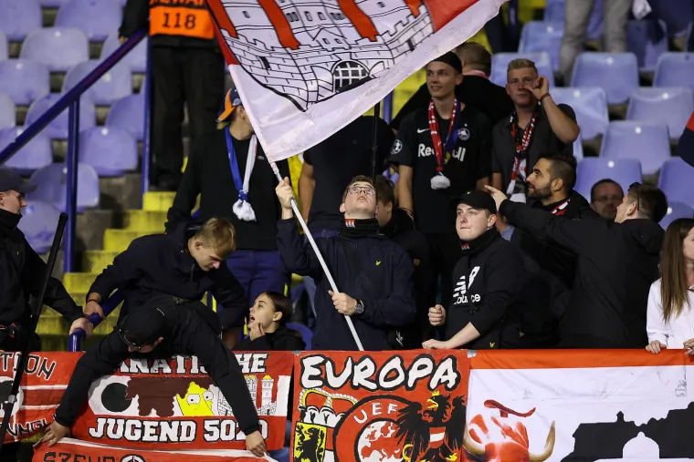 Sve gori, svi dišu za Dinamo: Pogledajte uzavrelu atmosferu na tribinama, atraktivna brineta ukrala je svu pažnju