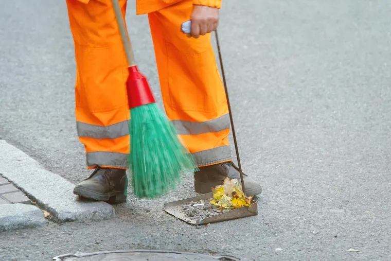 Osim toga često rade rano ujutro, prije izlaska sunca, čime je veća vjerojatnost da budu opljačkani ili napadnuti.