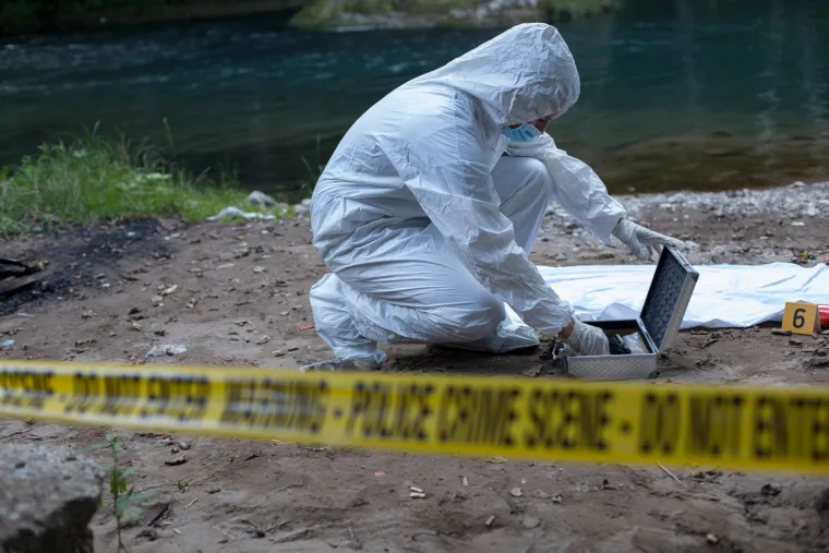 12. Forenzičar: Ovi ljudi prikupljaju i analiziraju fizičke dokaze s mjesta zločina i nesreća, koji su često jezivi i uznemirujući.