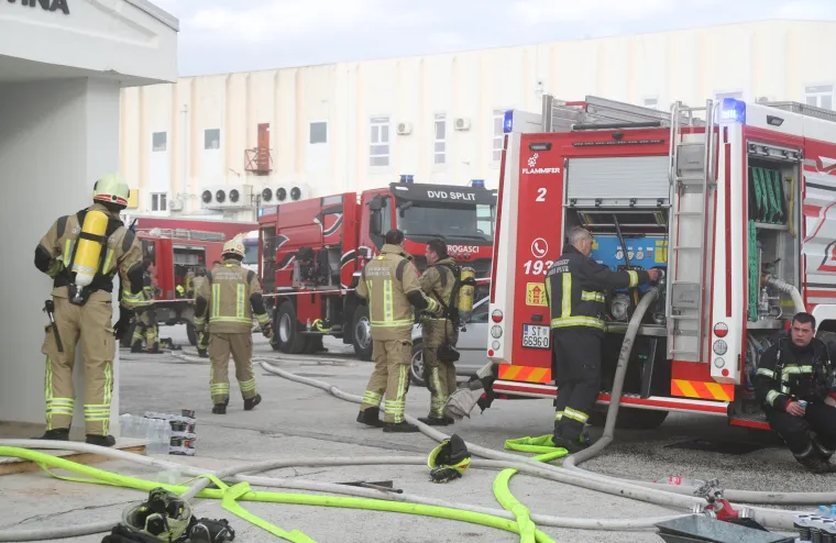 Buknuo požar u skladištu prehrambenih proizvoda na splitskoj veletržnici