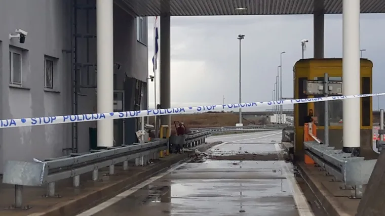 Stravična nesreća na autocesti za Sisak: Vozač jurio u BMW-u, zabio se u naplatnu kućicu i usmrtio djelatnika HAC-a