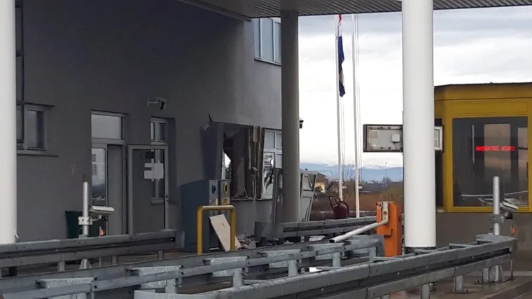 Stravična nesreća na autocesti za Sisak: Vozač jurio u BMW-u, zabio se u naplatnu kućicu i usmrtio djelatnika HAC-a