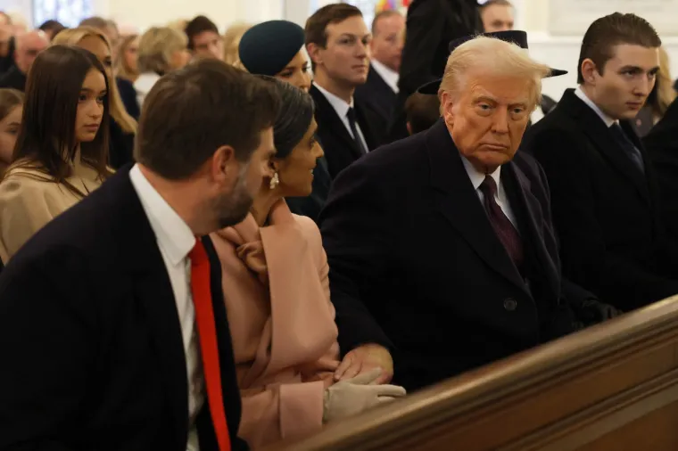 Promrzli i u iščekivanju: Amerikanci na ulicama čekaju povijesni trenutak. Trump veliki dan započeo u crkvi