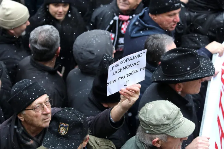 U ZAGREBU PROSVJEDI ZBOG VUČIĆEVA DOLASKA: Prosvjedni skup stigao do Kamenitih vrata, A-HSP ispred sjedišta SNS-a