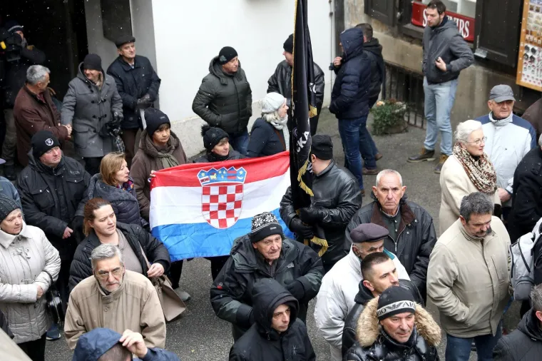U ZAGREBU PROSVJEDI ZBOG VUČIĆEVA DOLASKA: Prosvjedni skup stigao do Kamenitih vrata, A-HSP ispred sjedišta SNS-a