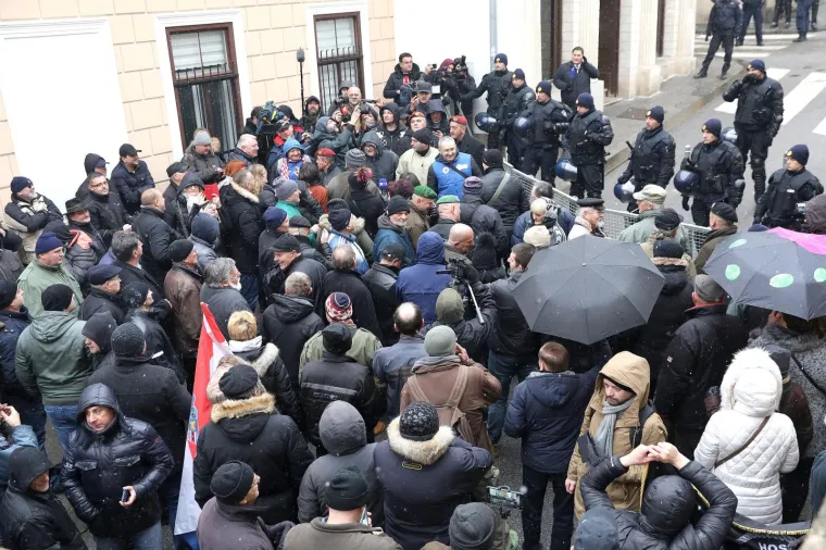 U ZAGREBU PROSVJEDI ZBOG VUČIĆEVA DOLASKA: Prosvjedni skup stigao do Kamenitih vrata, A-HSP ispred sjedišta SNS-a