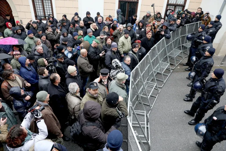 U ZAGREBU PROSVJEDI ZBOG VUČIĆEVA DOLASKA: Prosvjedni skup stigao do Kamenitih vrata, A-HSP ispred sjedišta SNS-a