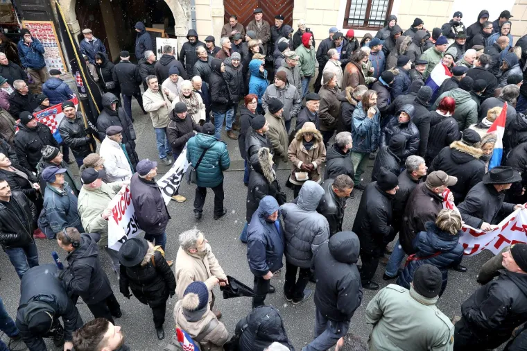 U ZAGREBU PROSVJEDI ZBOG VUČIĆEVA DOLASKA: Prosvjedni skup stigao do Kamenitih vrata, A-HSP ispred sjedišta SNS-a