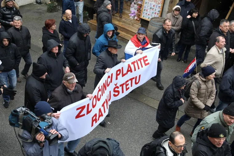 U ZAGREBU PROSVJEDI ZBOG VUČIĆEVA DOLASKA: Prosvjedni skup stigao do Kamenitih vrata, A-HSP ispred sjedišta SNS-a