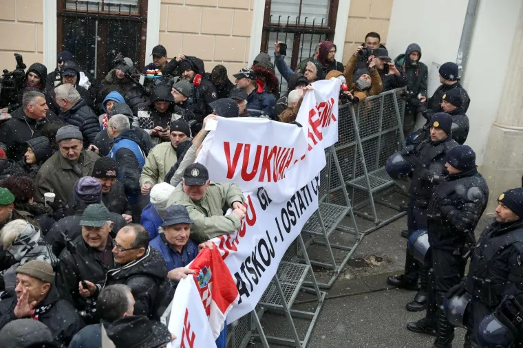 U ZAGREBU PROSVJEDI ZBOG VUČIĆEVA DOLASKA: Prosvjedni skup stigao do Kamenitih vrata, A-HSP ispred sjedišta SNS-a