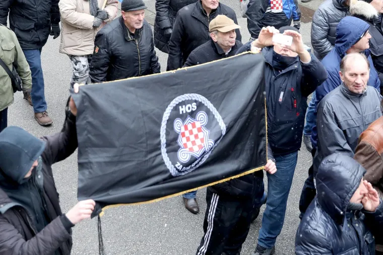 U ZAGREBU PROSVJEDI ZBOG VUČIĆEVA DOLASKA: Prosvjedni skup stigao do Kamenitih vrata, A-HSP ispred sjedišta SNS-a